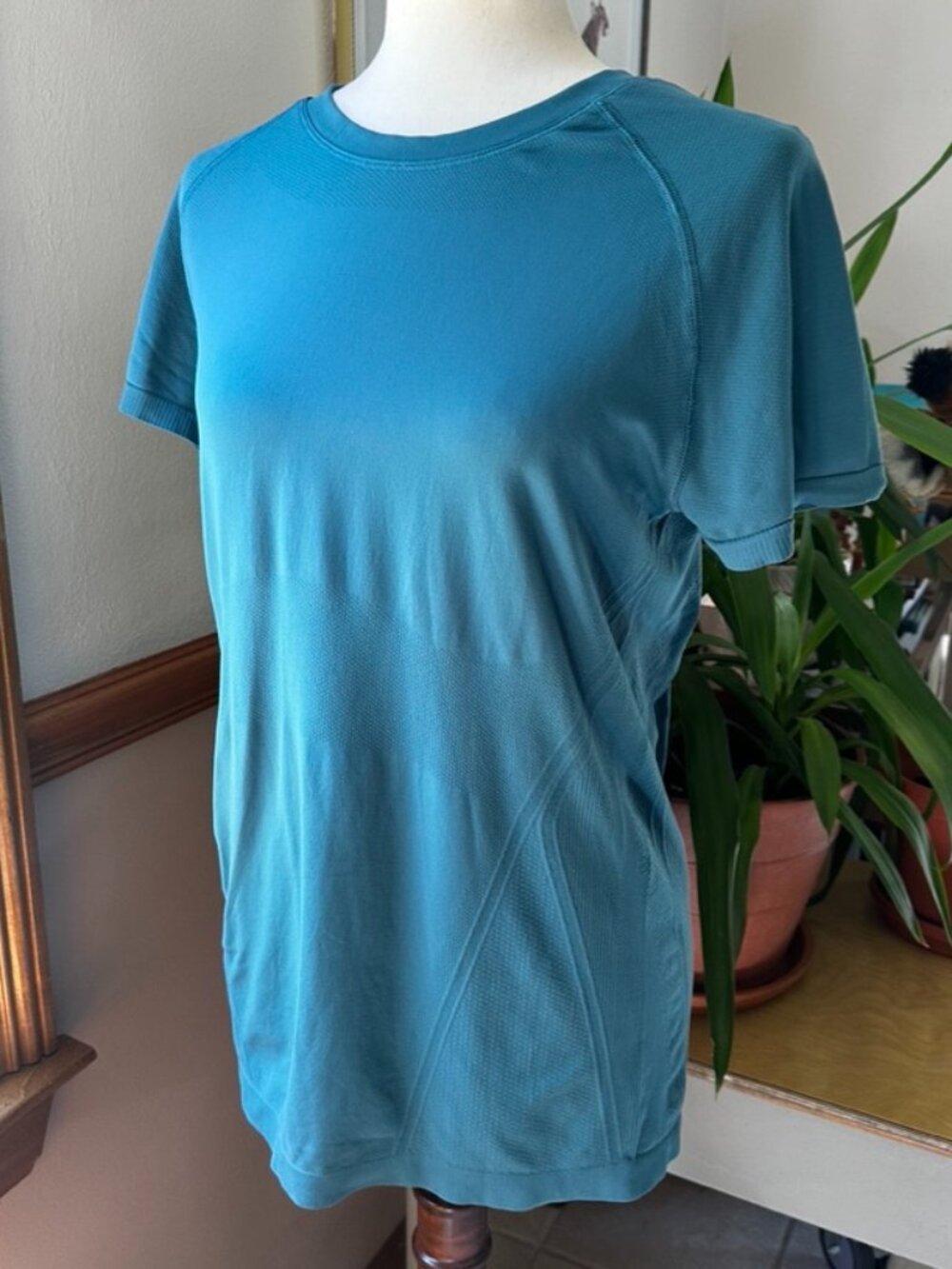 Athleta Momentum Womens Short Sleeve Top, EUC, L